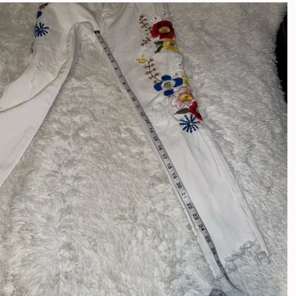 Indigo Rein Women White ankle Jeans size 5/26 Embroidered Flower raw distressed